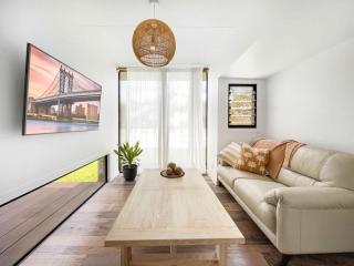 Funky Beachfront House Opposite Kawana Surf Club - Buddina - 5