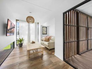 Funky Beachfront House Opposite Kawana Surf Club - Buddina - 4