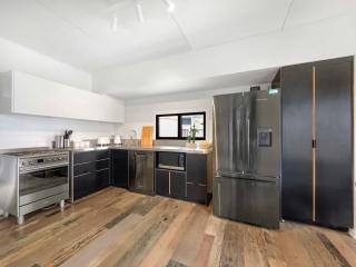 Funky Beachfront House Opposite Kawana Surf Club - Buddina - 3