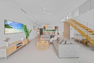Bluebird Villa - 3min Stroll to Bokarina Beach - - 3
