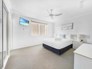 Coastal Comforts with Pumicestone Passage Views - Bellara - 2