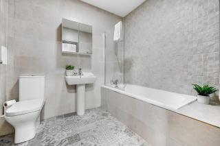 Industrial 2BR Apt, Liverpool City Centre Sleeps 8 - 2