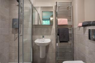 Modern 2BR with Balcony next to the City Airport BHD - Free Parking I Long Stay - Belfast - 9