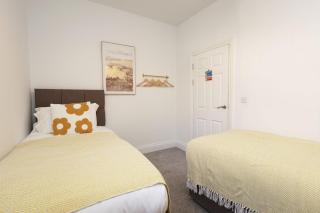 Modern2Bed, Wi-Fi, Dining for 6 - Skewen - 1