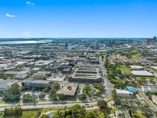 Sleeps 20! Luxe 6 BDRM 4 BTH Duplex - Downtown TPA - 4