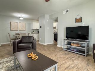 Your Baton Rouge Home Base! Spacious 2BR Apartment - 5