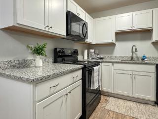 Your Baton Rouge Home Base! Spacious 2BR Apartment - 8