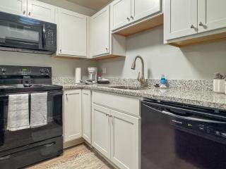 Your Baton Rouge Home Base! Spacious 2BR Apartment - 7
