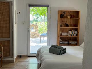 Le mazet en été en garrigue nimoise et parking - Nîmes - 6