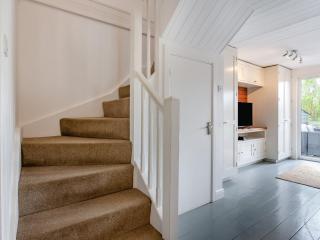 3 Bed in South Cerney HIC06 - South Cerney - 2