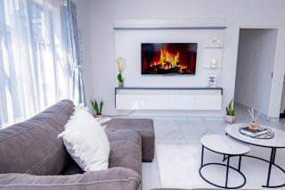 3bd home with fast wifi, pool, near CBD & Airport - Gaborone - 0