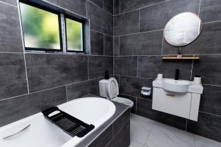 3bd home with fast wifi, pool, near CBD & Airport - Gaborone - 6