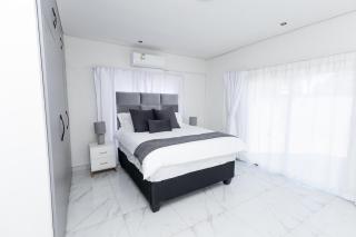3bd home with fast wifi, pool, near CBD & Airport - Gaborone - 1