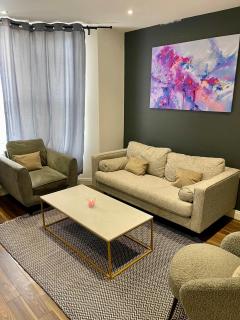 Spacious 2 Bedroom Home with Garden and Driveway near Wimbledon - London - 0