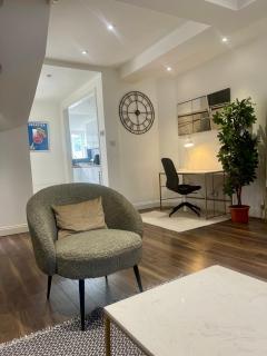 Spacious 2 Bedroom Home with Garden and Driveway near Wimbledon - London - 3