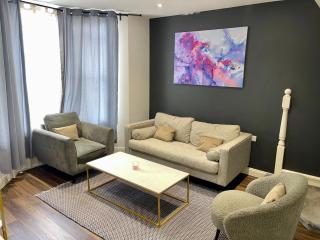 Spacious 2 Bedroom Home with Garden and Driveway near Wimbledon - London - 4