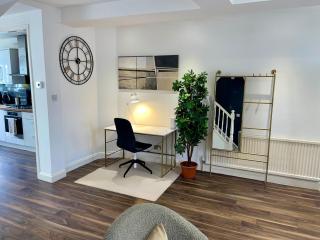 Spacious 2 Bedroom Home with Garden and Driveway near Wimbledon - London - 7