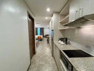 Sheryll Escapes - La Grande Phase 2 Grand Studio 204 with Balcony, Wifi & Netflix - Angeles - 4