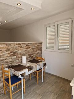 studio Trstenik with private parking space - 3
