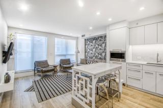 One bedroom on 17 ave Stylish DT Views w Free Parking - Calgary - 0