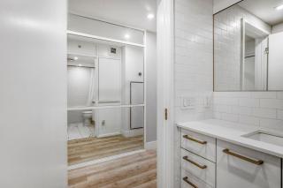 One bedroom on 17 ave Stylish DT Views w Free Parking - Calgary - 9