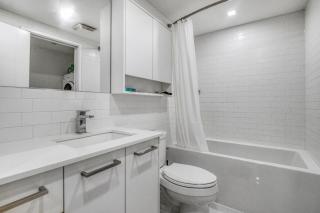 One bedroom on 17 ave Stylish DT Views w Free Parking - Calgary - 3