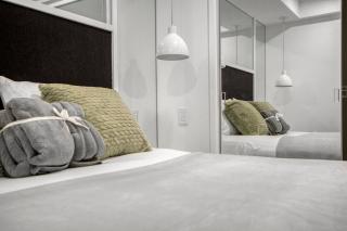One bedroom on 17 ave Stylish DT Views w Free Parking - Calgary - 1