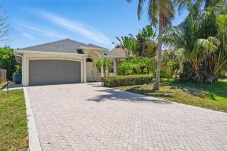Walk to Vanderbilt Beach & Relax in the Pool - Naples - 7