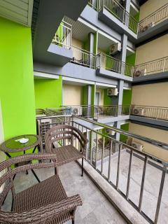 Sheryll Escapes - La Grande Phase 2, Grand Studio 305 with Balcony, Wifi & Netflix - Angeles - 9