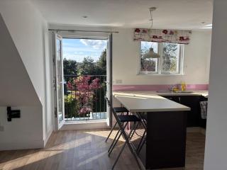 2 Bed First Floor Flat with large driveway and garden - Bournemouth - 9