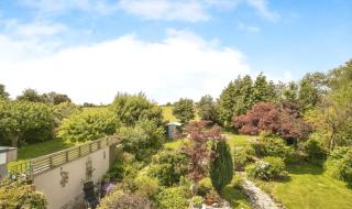 2 Bed First Floor Flat with large driveway and garden - Bournemouth - 8