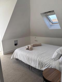 2 Bed First Floor Flat with large driveway and garden - Bournemouth - 6