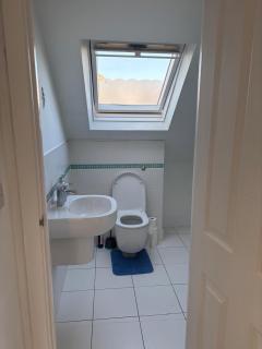 2 Bed First Floor Flat with large driveway and garden - Bournemouth - 4