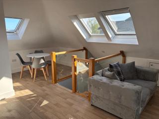 2 Bed First Floor Flat with large driveway and garden - Bournemouth - 3
