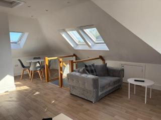 2 Bed First Floor Flat with large driveway and garden - Bournemouth - 1