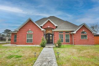 Private Backyard Oasis Spacious Home in Humble! - Houston - 9