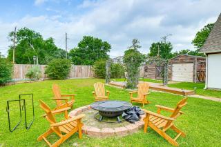 8BR • Sleeps 17 • Private Backyard • IAH/Downtown - 0