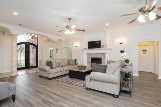 Private Backyard Oasis Spacious Home in Humble! - Houston - 8