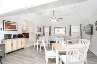 8BR • Sleeps 17 • Private Backyard • IAH/Downtown - 3