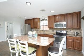 8BR • Sleeps 17 • Private Backyard • IAH/Downtown - 2
