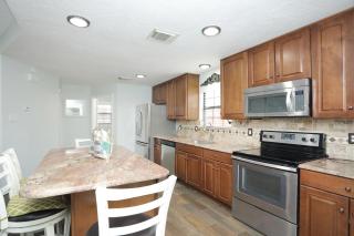 8BR • Sleeps 17 • Private Backyard • IAH/Downtown - 1