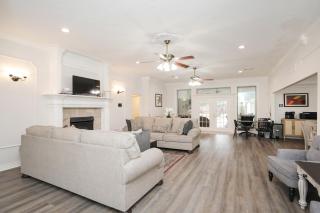 8BR • Sleeps 17 • Private Backyard • IAH/Downtown - 5