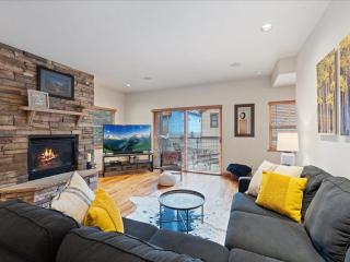 Elkhorn Townhome 1939 - 9