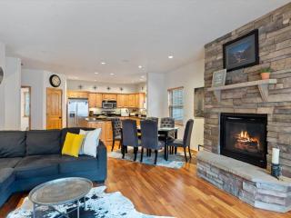 Elkhorn Townhome 1939 - 5