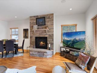 Elkhorn Townhome 1939 - 4