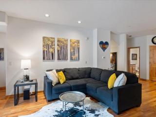 Elkhorn Townhome 1939 - 1