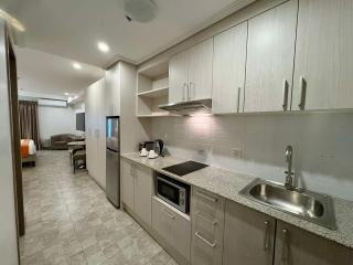 Sheryll Escapes - La Grande Phase 2, Grand Studio 516 with Balcony, Wifi & Netflix - Angeles - 8