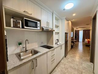 Sheryll Escapes - La Grande Phase 2, Grand Studio 516 with Balcony, Wifi & Netflix - Angeles - 2