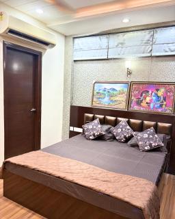 Urban oasis Modern 3BHK, sandy cafe with balcony views - 3