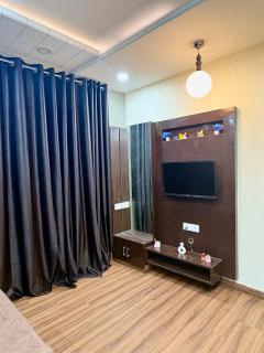 Urban oasis Modern 3BHK, sandy cafe with balcony views - Jaipur - 4
